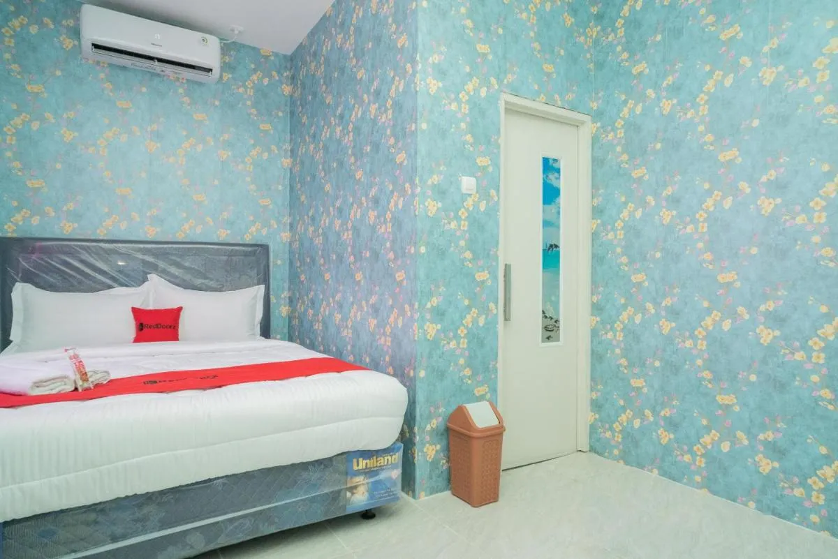 Image 1 of RedDoorz Plus near ITC Cempaka Mas 2