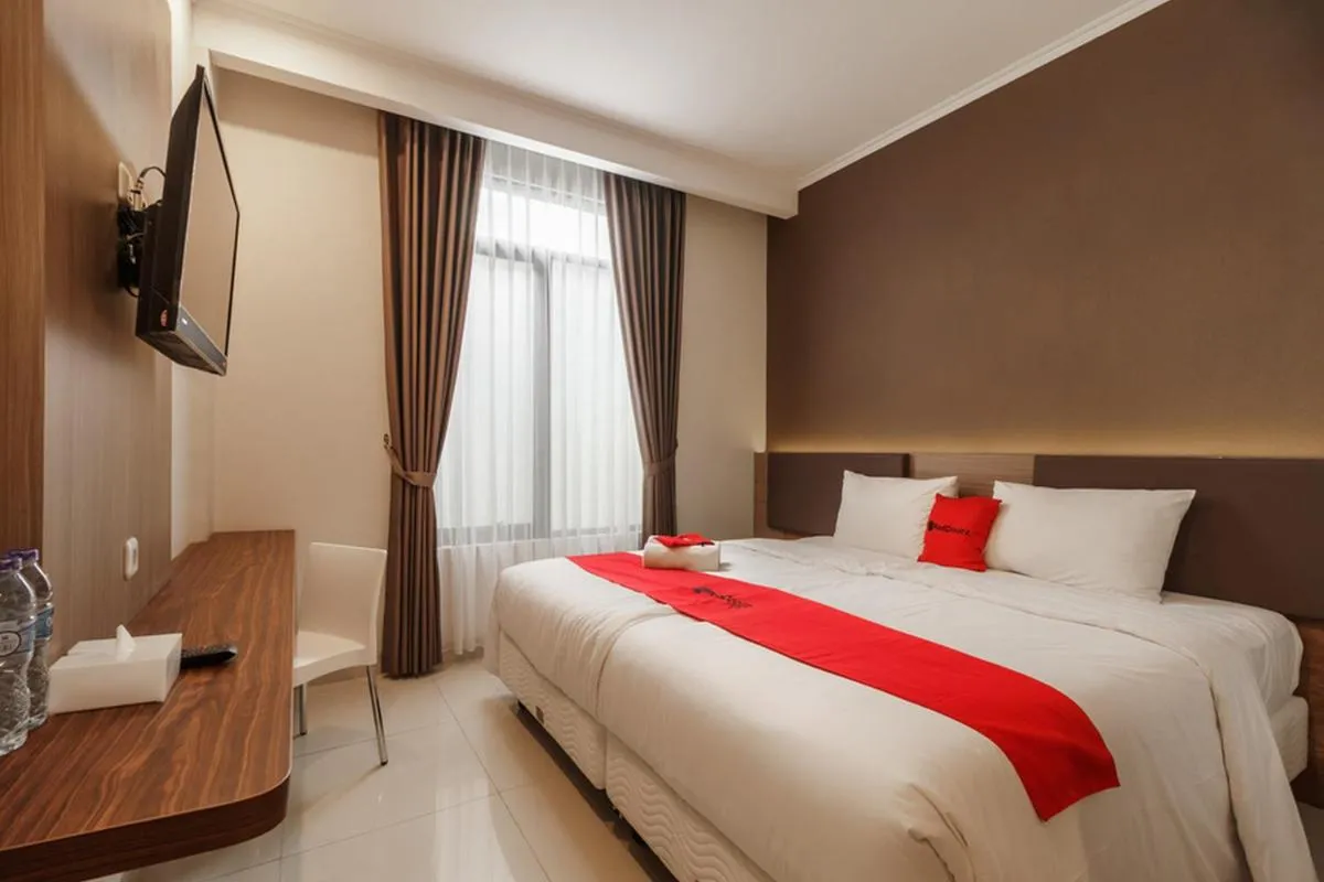 Image 1 of RedDoorz Plus near Lippo Mall Kemang 2