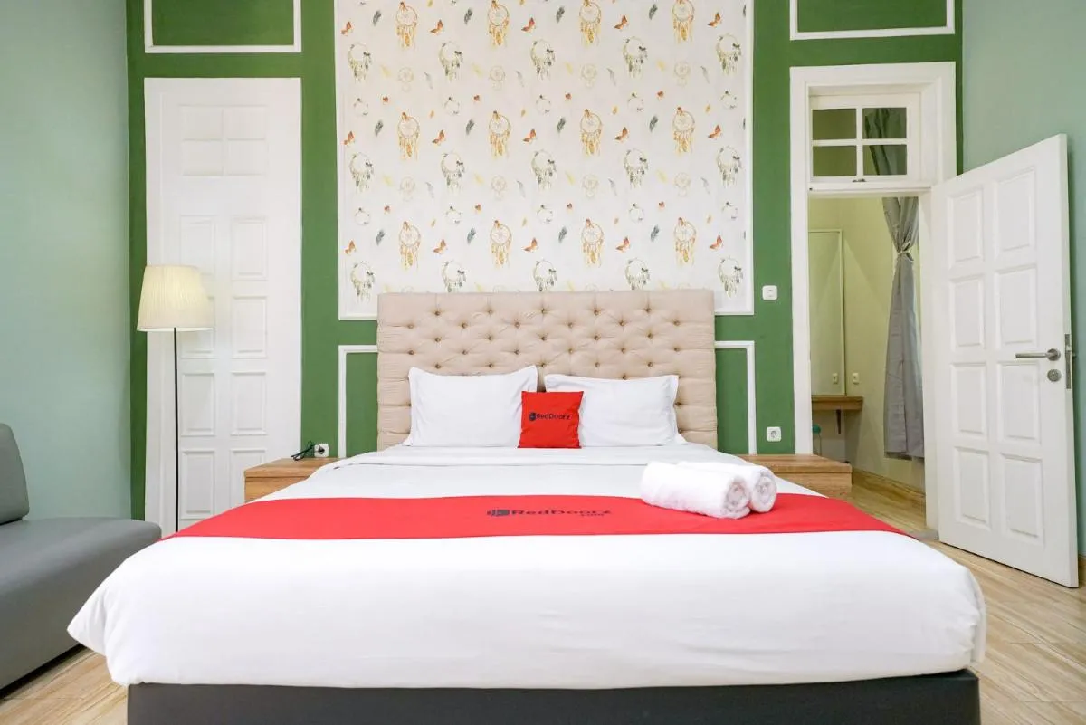 Image 1 of RedDoorz Premium near RS Pondok Indah La Maison
