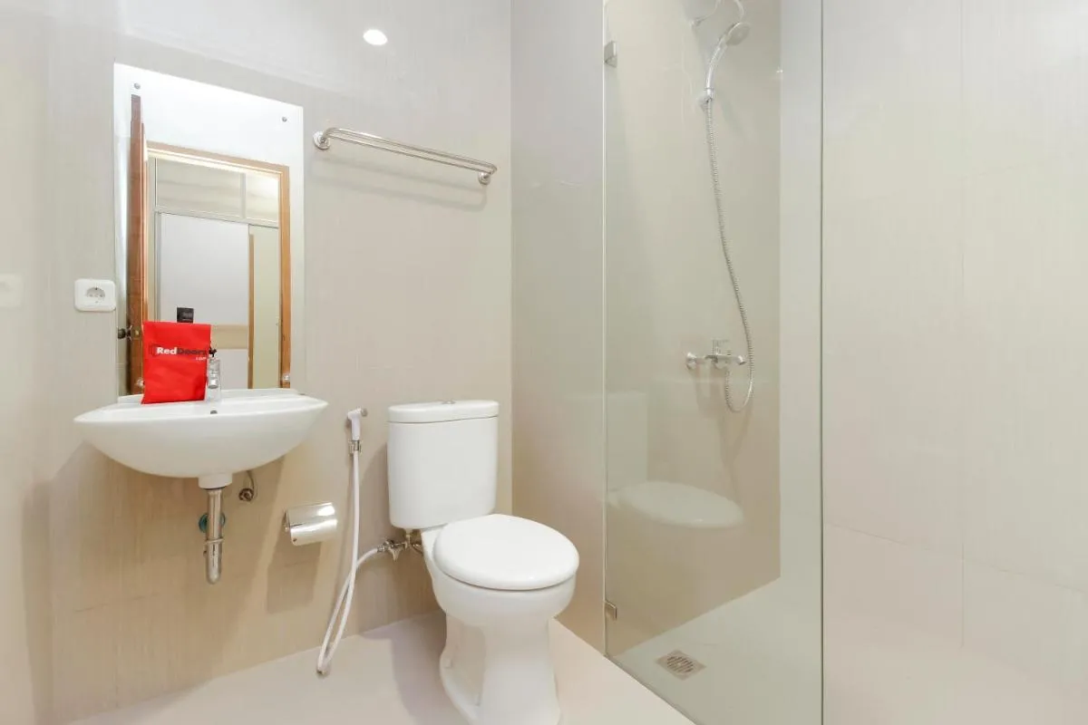 Image 2 of RedDoorz Premium near Ragunan Zoo 2
