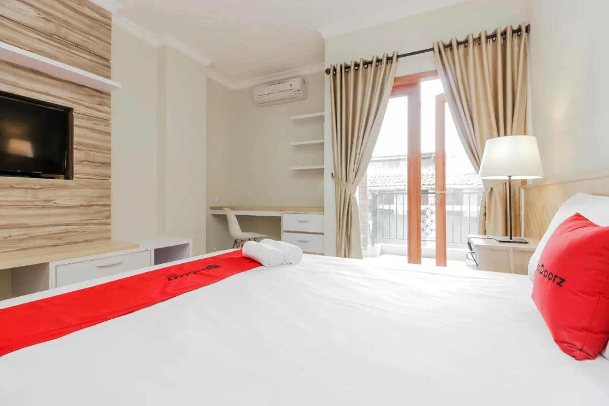 Image 1 of RedDoorz Premium near Ragunan Zoo 2