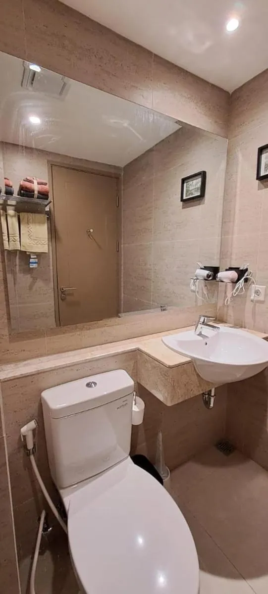 Image 4 of gold coast pik , 1 br , netflix , sofa bed ,London